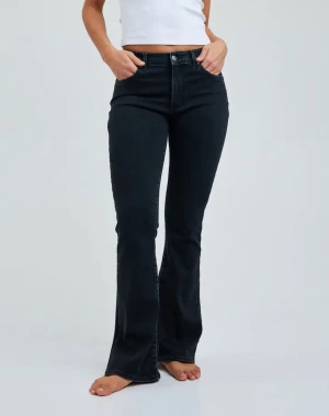 Lågmidjade bootcut jeans - Säljer ett par jättesnygga lågmidjade bootcut jeans från bikbok i storlek xs