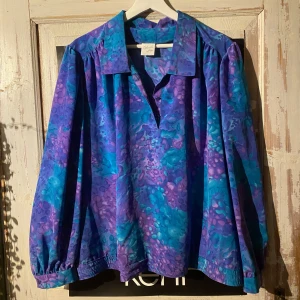 Blus  - Suuupercool vintage blus! Köpt secondhand men tyvärr inte min stil längre. Skicket är jättebra. Att strl 50 men jag skulle uppskatta den som en storlek M. Jag har s och på mig sitter den lite oversized typ