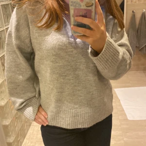stickad tröja  - grå stickad tröja från bershka använt en gång och ser helt ny ut. lite oversized i storleken. 