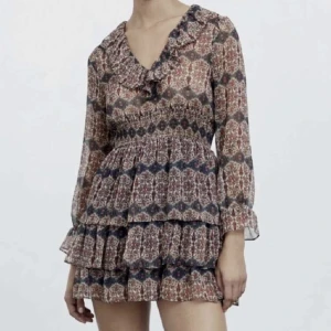 Klänning  - En jätte fin klänning från zara💕Andvänt ungefär 2 gånger så nästan helt ny kontakta för mer frågor💕💕