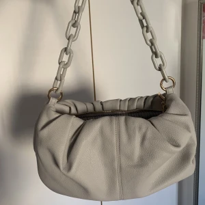 Väska - Säljer denna ljusgråa väska jag köpt utomlands men som aldrig är använd ❣️köparen står för frakten❣️