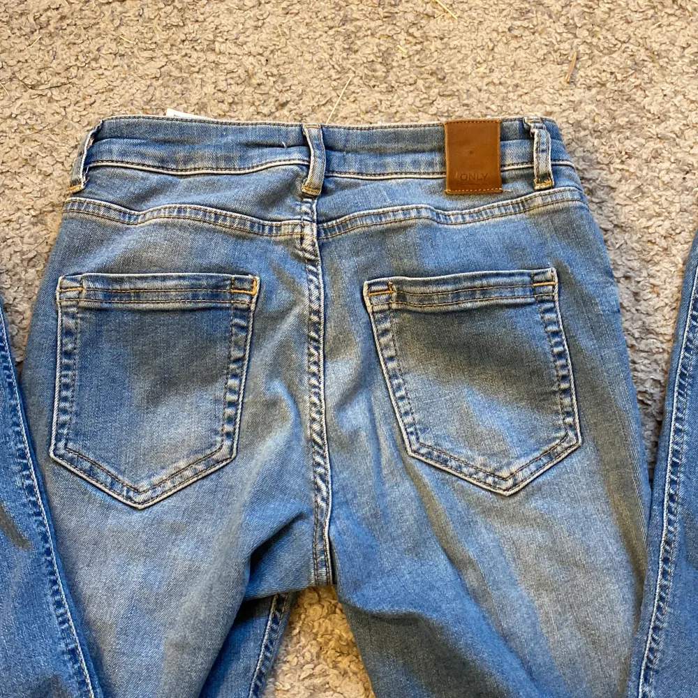 Säljer mina Low waist Bootcut jeans ifrån only❤️ de är inte mycket använda då de har blivit lite små❤️ storlek S32!  jag säljer för 250kr💗 skriv privat för fler bilder!. Jeans & Byxor.