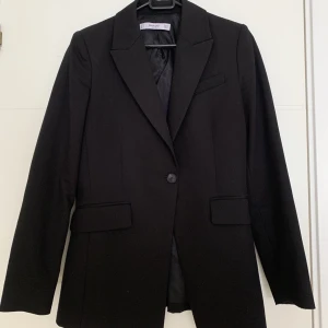 Mango kavaj - Säljer min kavaj från Mango i storlek 36 som är väldigt sparsamt använd och i väldigt bra skick! Köptes för 899kr, säljer för 450kr + frakt! Kan också mötas i Göteborg:)