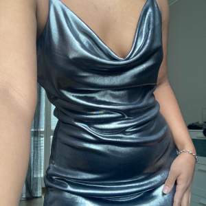 En super snygg klänning i storlek S från bikbok som aldrig använts!  Kan mötas upp i Stockholm 