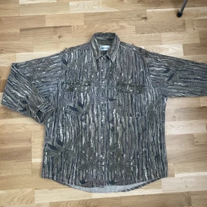 Vintage camo overshirt - En overshirt från 80-90 talet. Riktig fin print med tjockt material. Det står XL men passar som S.