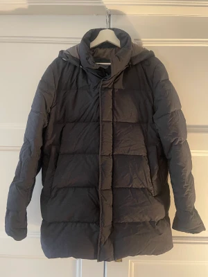 HERNO Täckjacka - HERNO täckjacka för herr. Grå/svart nyans. Avtagbar luva. Tillverkad i Italien. Storlek 52. Använd men i gott skick. Nypris ca 9000 kr. Hämtas vid St knuts torg Malmö, kan också skickas mot frakt. Rensar min sambos garderob så titta in på mina andra annon
