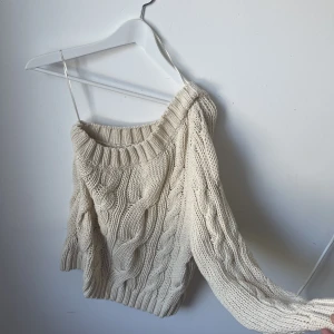 stickad tröja  - superfin oneshoulder stickad tröja från Gina! Använd endast ett fåtal gånger då den inte passar mig så nästan som ny! 
