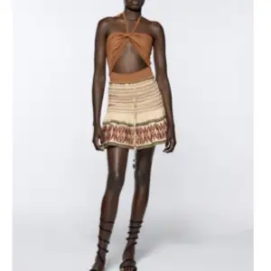 Säljer den här zara kjolen pågrund av att den är för stor kom privat för mer bilder, kan tänka mig byta mot en i xs eller en annan zara kjol i xs 🫶🏻