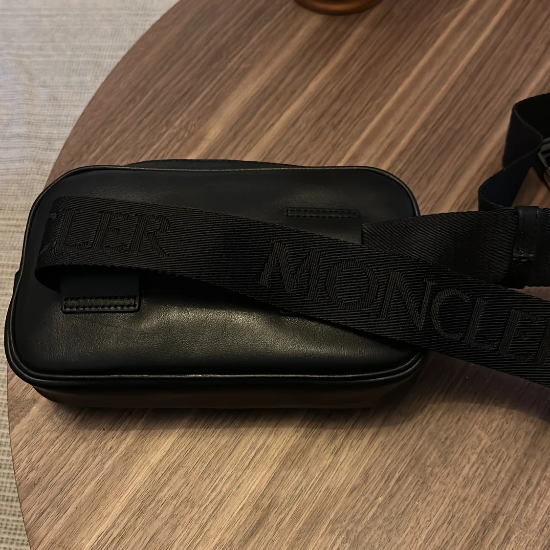 Moncler axelremsväska  - 90