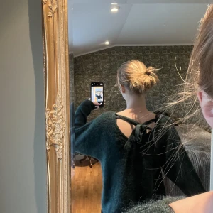 Mörkgrön stickad  - En super fin mörkgrön stickad tröja med knytning i ryggen! Skriv privat för fler bilder 