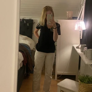 Vita vida jeans från zara - Vita vida jeans från zara i storlek 32 köpte i somras och knappast använt så fina och istället för en gylf så är det knappar😉