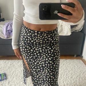 Blommig kjol🌸🌸 - Blommig kjol från HM i storlek 36 men skulle snarare säga att den är i storlek S, super söt med en slits! ⭐️💘Köparen står för frakten!