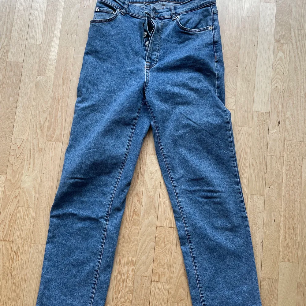 Blåa jeans ifrån NA-KD i storlek 40. Längden på byxorna är 100 cm. Kan fraktas och även mötas upp. Jeans & Byxor.