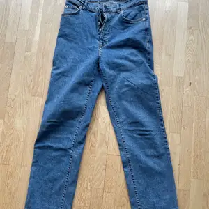 Blåa jeans ifrån NA-KD i storlek 40. Längden på byxorna är 100 cm. Kan fraktas och även mötas upp