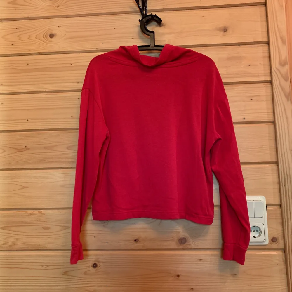 ”Cowl neck” sweatshirt från Victorias secret PINK. Bra skick, inga hål eller fläckar. Knappt använd. Det är en tröja som passar bra på kyliga sommarkvällar och genom hela våren och hösten!. Hoodies.