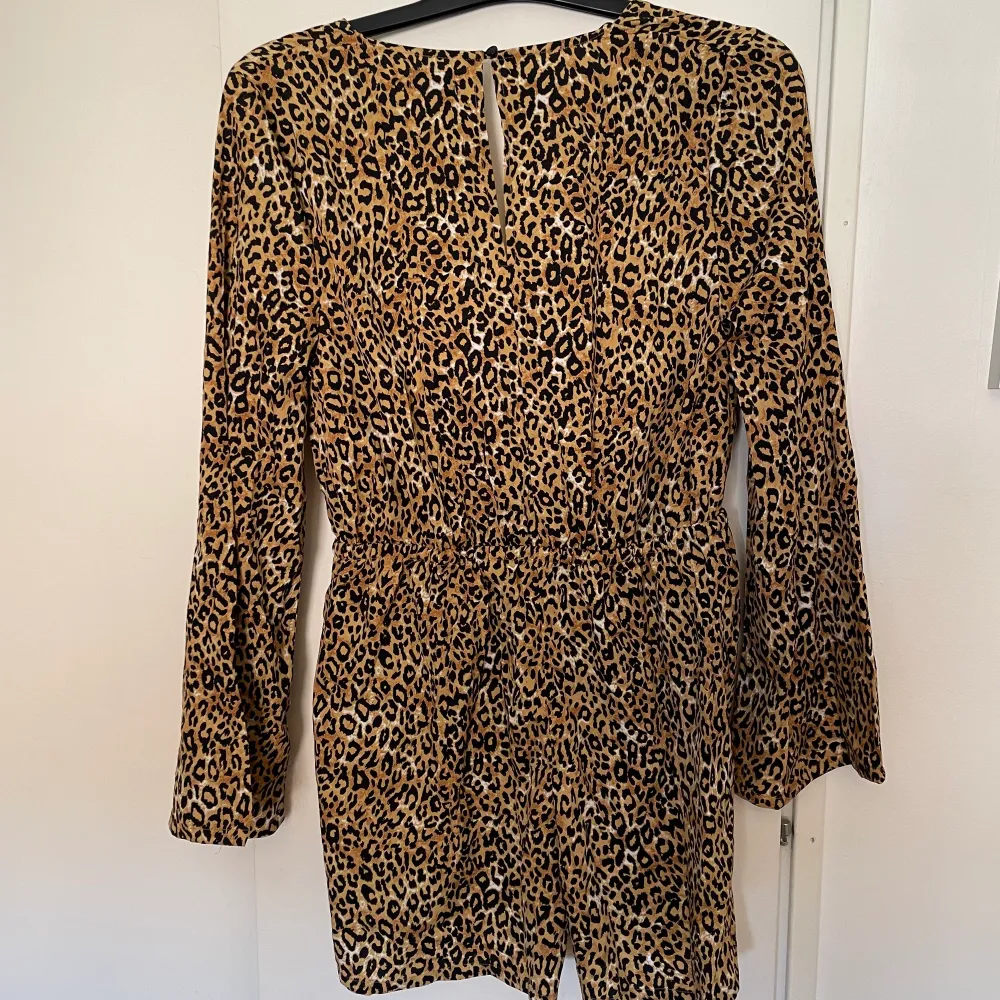 Säljer en oanvänd leopard jumpsuit.  Vid köp av flera plagg så kan ett paketpris erbjudas ✨ Priset går att diskutera ☺️. Klänningar.