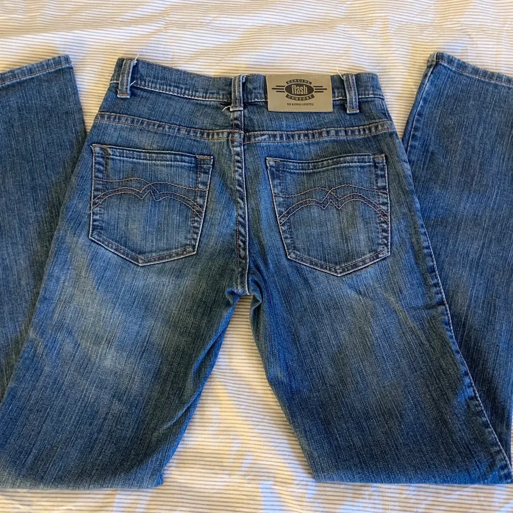 Säljer desssa supersnygga lowwaist jeans med bootcut längst ner!! Säljer pga att dom inte kommer till andvändning, inga slit tecken då dom endast är andvända ett fåtal gånger!! Om många är intresserade blir det budgivning Kolla min profil för fler jeans. Jeans & Byxor.