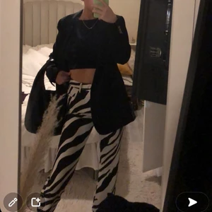 Zebra jeans  - Så snygga zebra jeans från NA-KD! 