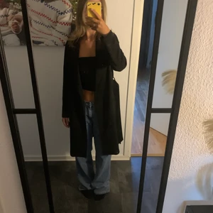 Kappa - Jättefin svart kappa som är sparsamt använd från i vintras, inte världens tjockaste men super fin och passar till allt🥰🥰