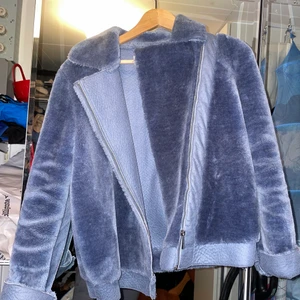 Blå höst/vinterjacka IVYREVEL - Blå fluffig vinterjacka med lädermaterial från IVYREVEL. Använt men gott skick. Mysig och snygg jacka, tror den är storlek 36. Den är lite lite ”oversize” för mig som är S. Den har inga fickor, färgen är mest lik första bilden 