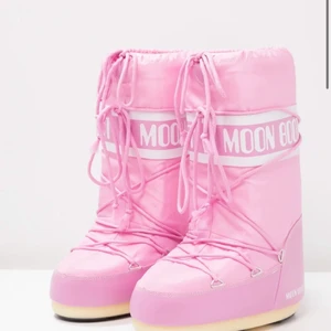 💗Moon boots💗 - Supper fina rosa moon boots,kommer inte till andvändning,andvända typ en gång!💗säljer pga inte min still,smörerna är litte slitna,pris kan diskuteras eftersom de är litte slitna!☺️