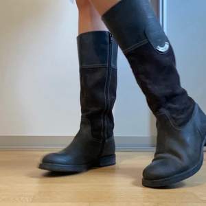 Svarta boots från Tom Tailor, köpta secondhand här på plick. Frakt tillkommer🌸