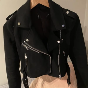 Höstjacka pull n bear - En jätte fin höst jacka, har köpt en liknande där av säljer denna. Passar till vad som helst!🤍 