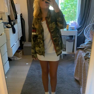 Grön jacka  - Säljer denna så fina jacka, perfekt nu till hösten🍂 storlek M. Säljer för 250. Text på baksidan! Så så snyggt. Jackan är också i så bra Skick eftersom jag knappt använt 💘💘(frakten är 66 jag står ej för frakten   ) 