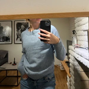 Stickad tröja  - Säljer denna fina blåa stickade tröja som endast är använd 1 gång då den inte är min stil längre. Köpt för några veckor sedan på Vero Moda. Frakten tilllommer💗