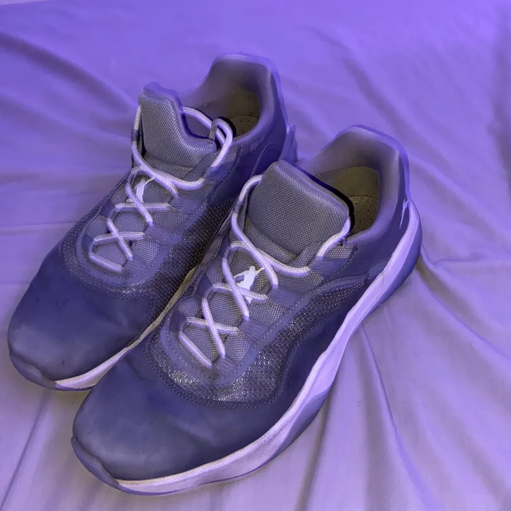 Ett par gråa Jordan 11 CMFT som har använts ett par gånger Sköna skor som kan användas som vanliga skor och basket skor . Skor.