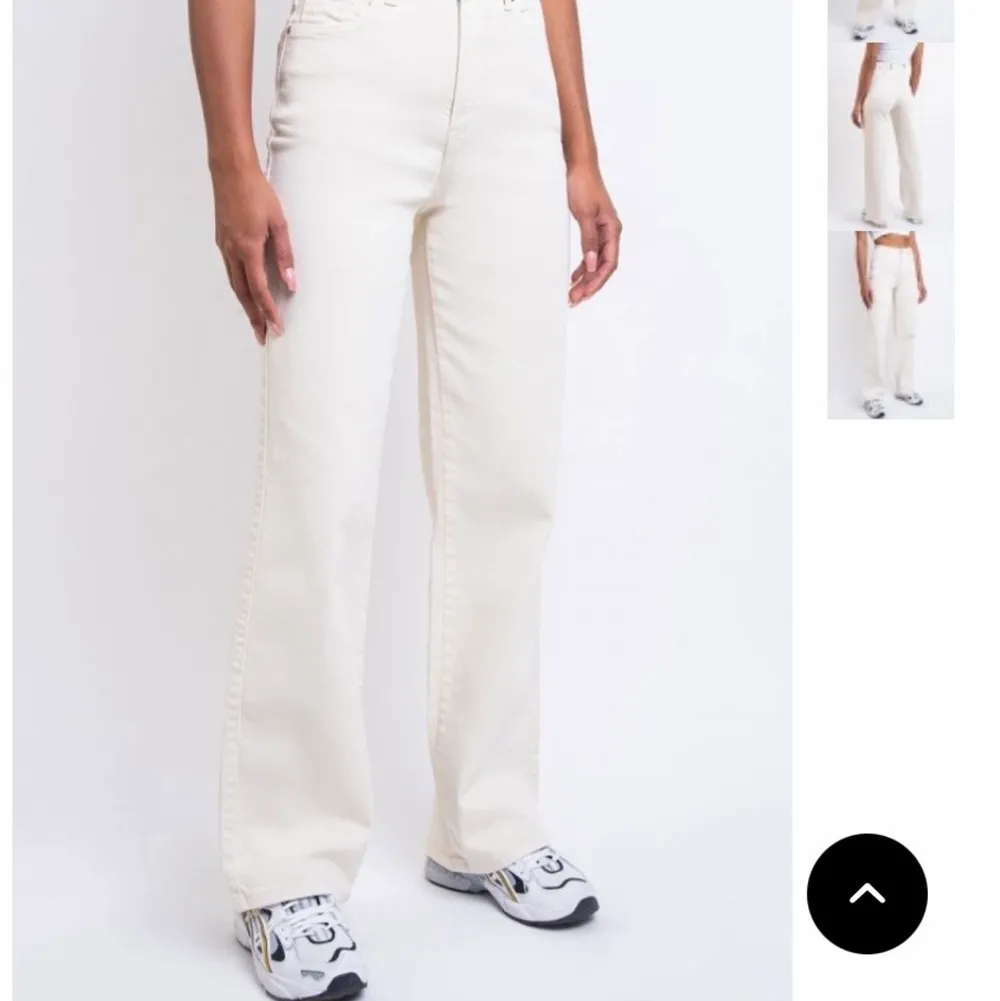 jättefina jeans från madlady. Inte använda så mycket. Vida jeans-high waist off white Strl 32 längd 32. Köptes in för 599 kr.. Jeans & Byxor.