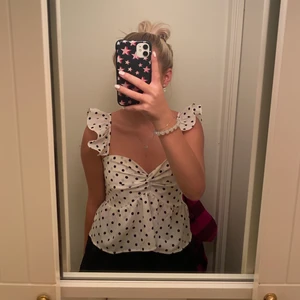 Prickig topp - Säljer min gulliga prickiga topp. Försöker sälja så mycket som möjligt för att bekosta mitt körkort! Storlek S/M❤️