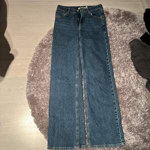 Jeans ifrån märket carin wester, använda några gånger men kommer inte till användning längre. Väldigt sköna byxor som sitter väldigt bra! 