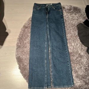 Jeans Carin Wester - Jeans ifrån märket carin wester, använda några gånger men kommer inte till användning längre. Väldigt sköna byxor som sitter väldigt bra! 