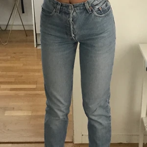 Blå Levis  - Ett par blå Levis köpta från pop boutique antingen förra året eller i början av detta. Lägger upp dessa igen pga oseriös köpare. Säljer de då jag inte använder de längre. De är 901:or, tvättas såklart innan de fraktas. 