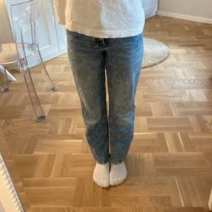 Jeans  - Jätte snygga högmidjade utsvängda jeans. Dom är endast andvända några gånger. 