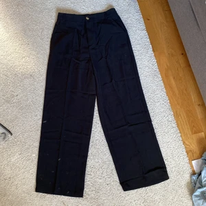 SHEIN kostym byxor  - Ett par svarta kostymbyxor i storlek M som inte passar mig i midjan och är varför jag säljer dem. Om man vill ha frakt läggs det till 30kr