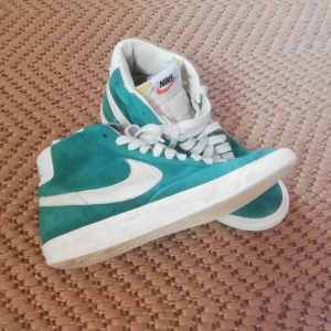 Retro Nike skor  - Super bra kvalitet, köpte dem begagnat från Humna. Märks att de är rätt använda men ändå fint skick med tanke på att de säkert kan vara från 90 - talet.  Super sköna och passar till allt!  Recomend Recomend! 