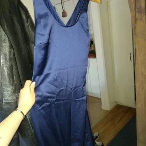 Klänning - Glansig klänning Josefin hj X NA-KD