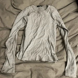 långärmad tröja  - köpt på brandy melville, ganska använd men har tröttnat på den