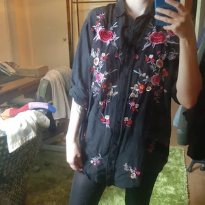 Zara skjota - En lätt och lite oversized skjorta, väldigt skön då den inte sitter för hårt på kroppen. Fina broderingar i fram och på ryggen och lite på ärmen. Sparsamt använd och i fint skick! Står xs men passar s också!  Köparen står för frakten