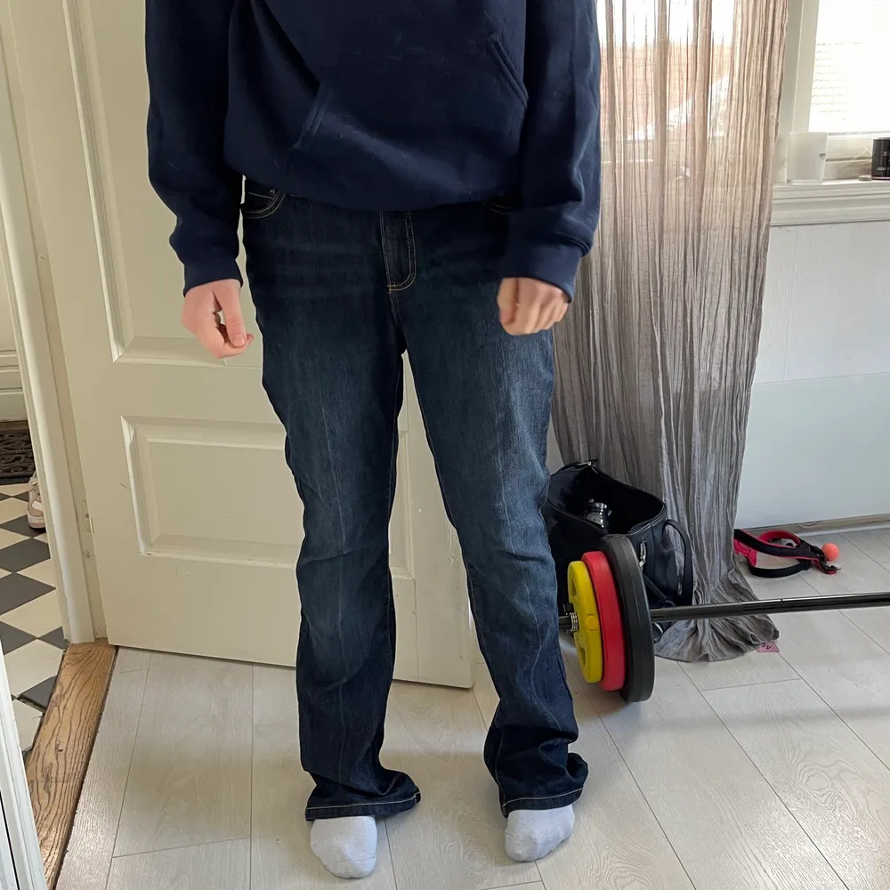 Ett par mörkblå raka/ bootcut jeans. I storlek M men passar Xs-L skulle jag vilja säga. Dom är långa i benen. Mycket fina jeans som passar till allt. . Jeans & Byxor.