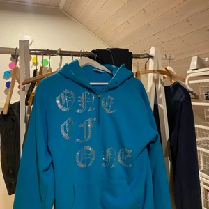 One of one - One of one tröja i fint skick. Alla rhinestones sitter kvar och tröjan är varsamt använd. Pris går att diskuteras