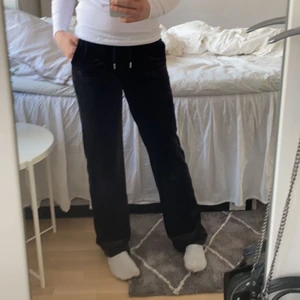 svarta juicy  - Ett par svarta Juicy byxor från Nelly! Köpta förre sommaren, så inte använda så jättemycket. Dom är i fint skick ändå! Säljer för att jag vill köpa en annan färg + att dom är för små❤️ köp direkt för 850kr