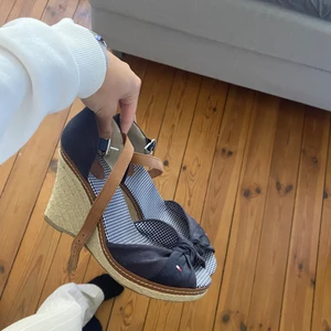 Klackskor - Tommy Hilfiger klackar. Skicka ett meddelande!🥰