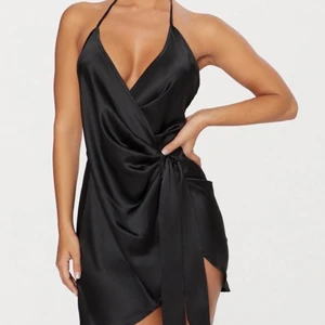 Biancas nyårsklänning när hon fyllde 25 år - Säljer en likadan klänning som Bianca hade på sin 25-års fest. Den är från Prettylittlething och är i storlek UK 8 vilket motsvarar storlek 36.  Aldrig använd. Säljer för 250 kr 