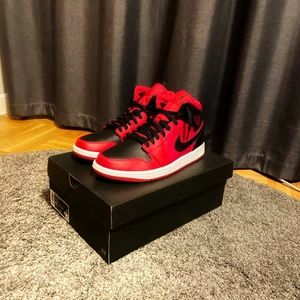 Nike Jordan 1 ”Gym Red Reverse Bred” - Använda 1 gång, i princip splitternya. Strl 44. Kontakta mig innan köp! Kartongen följer med! 