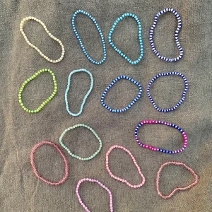 Armband retro i glaspärlor - Handgjorda i elastisk nylontråd och glaspärlor.   Önskemål mottages på mail inez@kempff.se    Se mer på instagram @agfisk  40kr/st