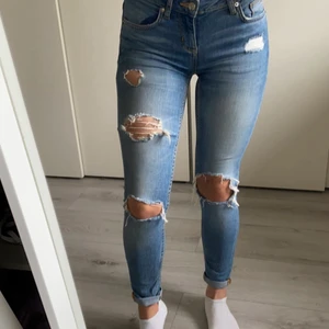 Jeans - Jeans från ginatricot med slitningar/hål.  Storlek 34