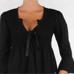 Populär Odd Molly-blus! - Helsvart Odd Molly blus i storlek 1, passar xs-s. Mycket fint skick! Frakt tillkommer💕